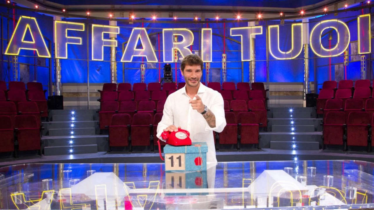 Affari Tuoi: Stefano De Martino sfida Amadeus fino a luglio in un’entusiasmante battaglia su Nove