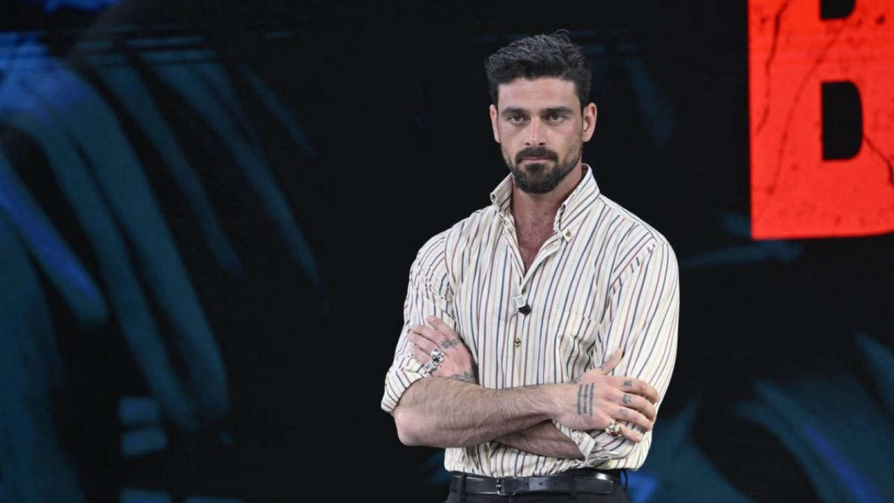Michele Morrone, disastro social in un giorno: la verità sul suo attacco al cinema italiano e la cancellazione del post