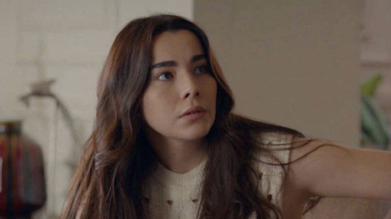 Tradimento, 23 maggio: Selin si risveglia e Hakan scopre la verità dietro il suo vero volto