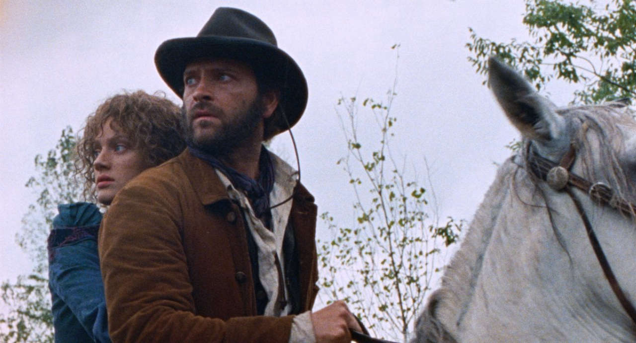 Testa o croce? Alessandro Borghi svela il suo cowboy e il suo “meraviglioso scemo” in un’intervista esclusiva