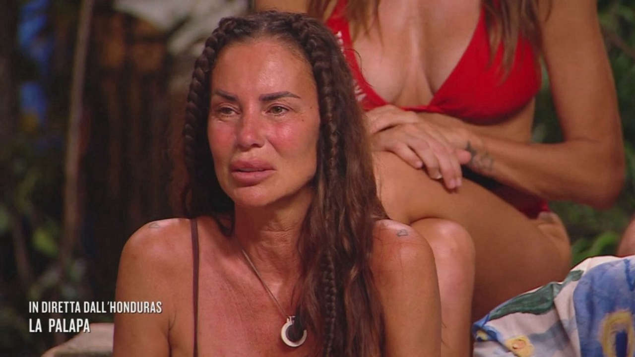 L’Isola dei Famosi 2025: Antonella Mosetti abbandona il reality, una tempesta di ritiri in sole due settimane