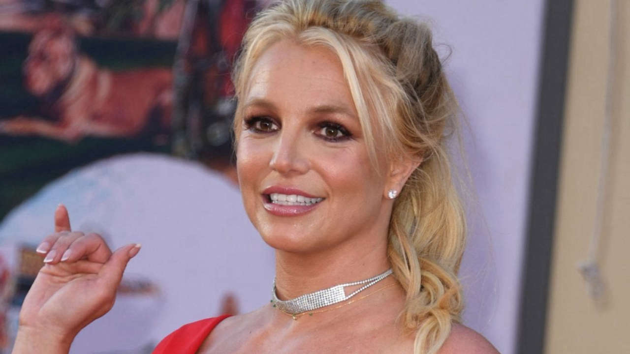 Britney Spears in aereo: il fumo in volo scatena il caos, molti si chiedono se fosse davvero permesso