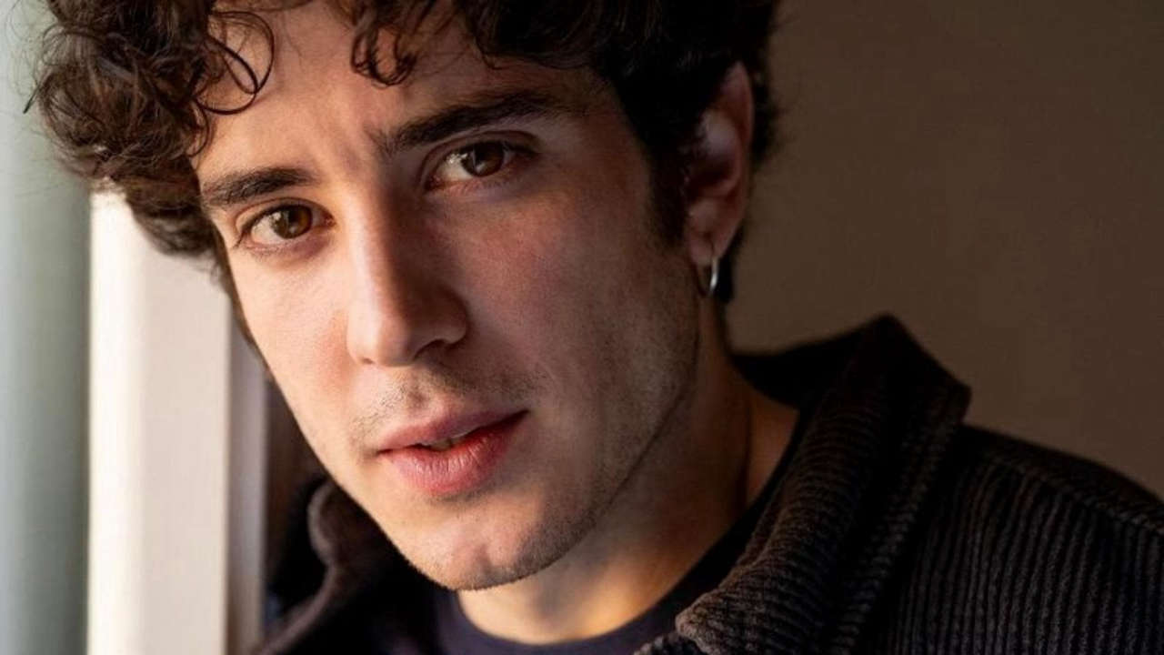 Mare Fuori: Nicolas Maupas conquista il cuore del pubblico in L’amore, in teoria – Scopri il suo fascino irresistibile!