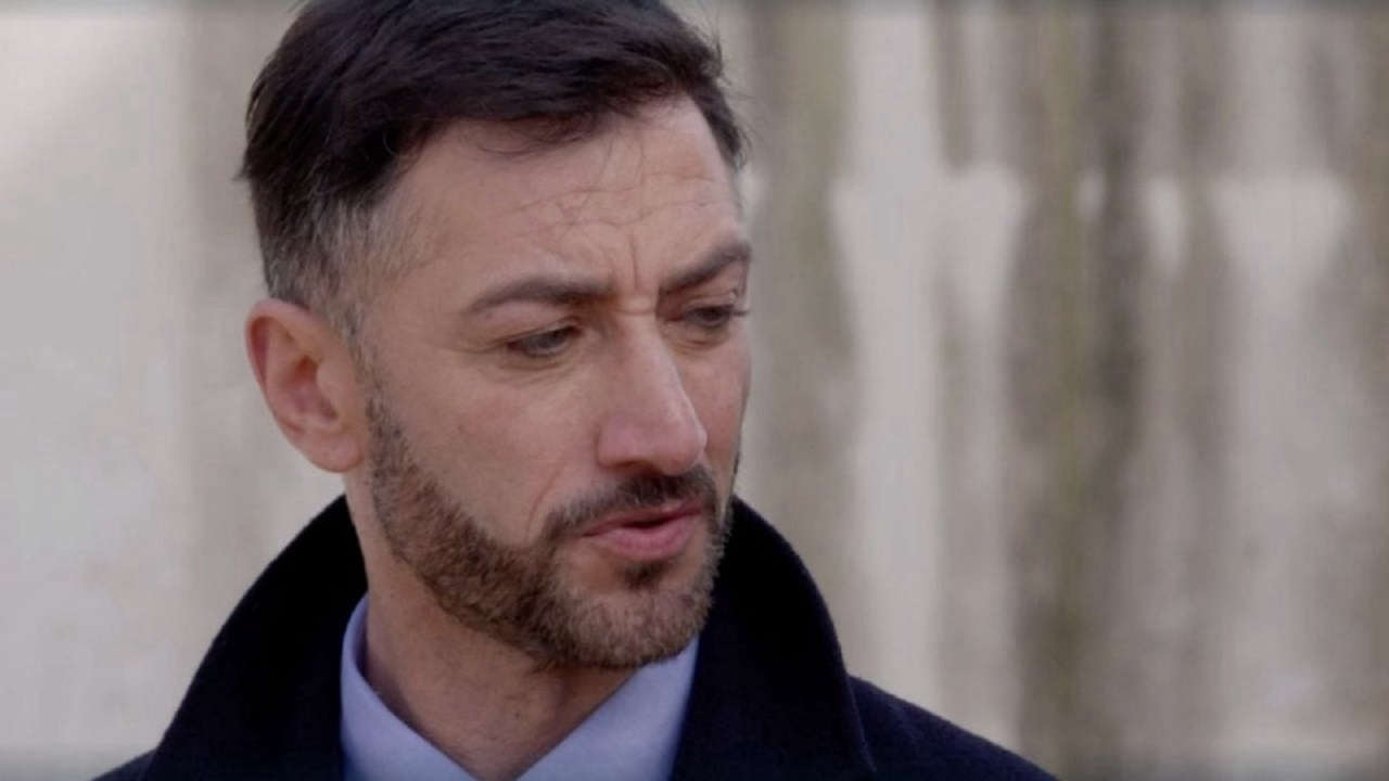 Un Posto al Sole, 5 maggio: Gennaro Gagliotti fuori controllo minaccia Roberto Ferri in un colpo di scena esplosivo