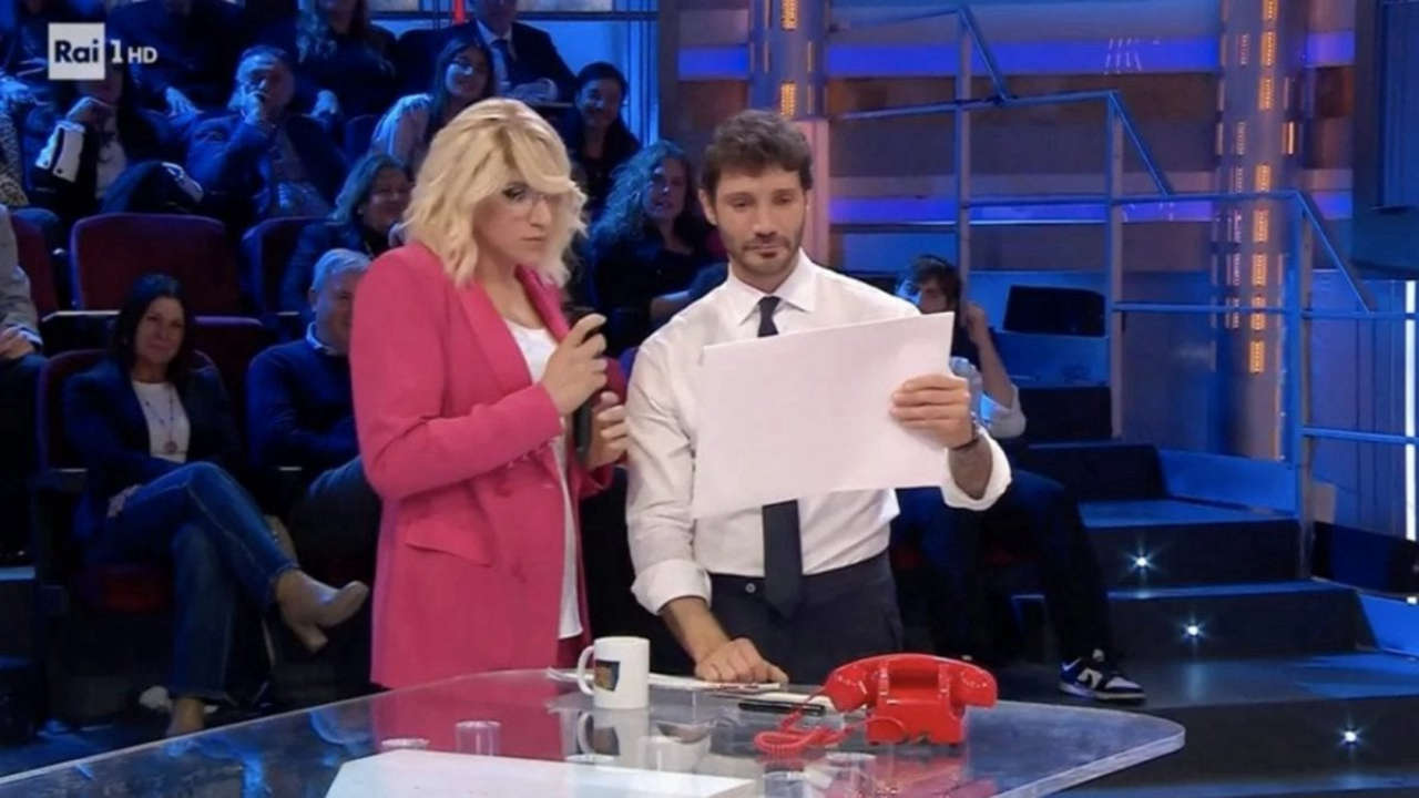 Ad Affari Tuoi: La Comicità di Stefano De Martino con la Finta Maria De Filippi in un’Incredibile Gag