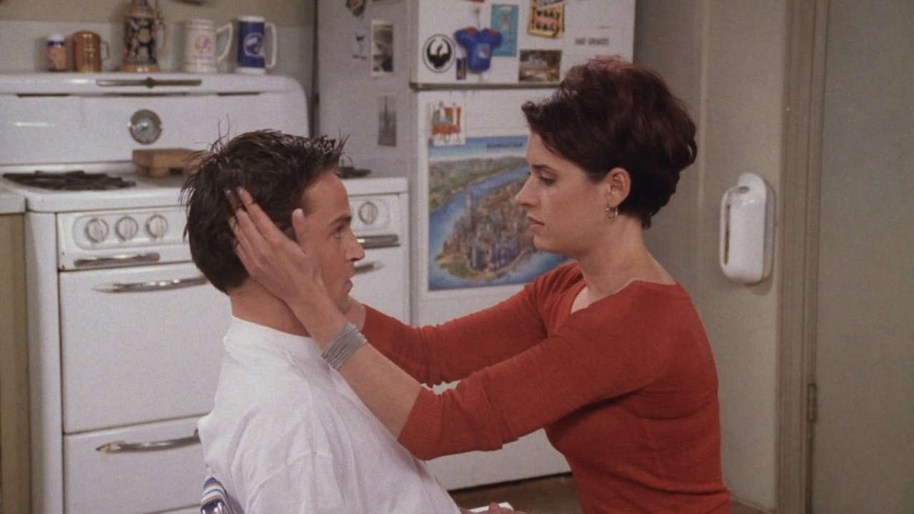 Friends: Paget Brewster rivela il lato gentile di Matthew Perry, un ricordo indimenticabile e toccante