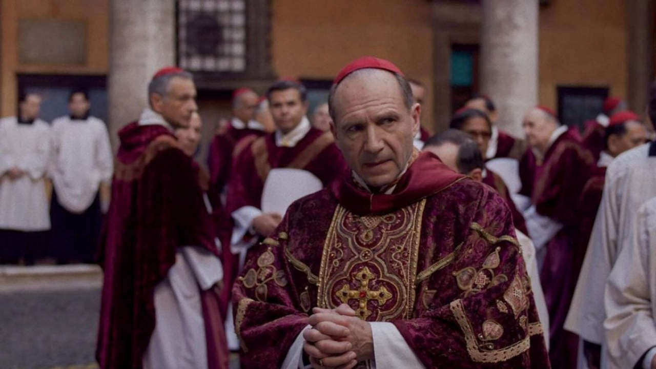 Conclave: la prima visione su Sky Cinema svela il segreto del potere, stasera in streaming su NOW con Ralph Fiennes