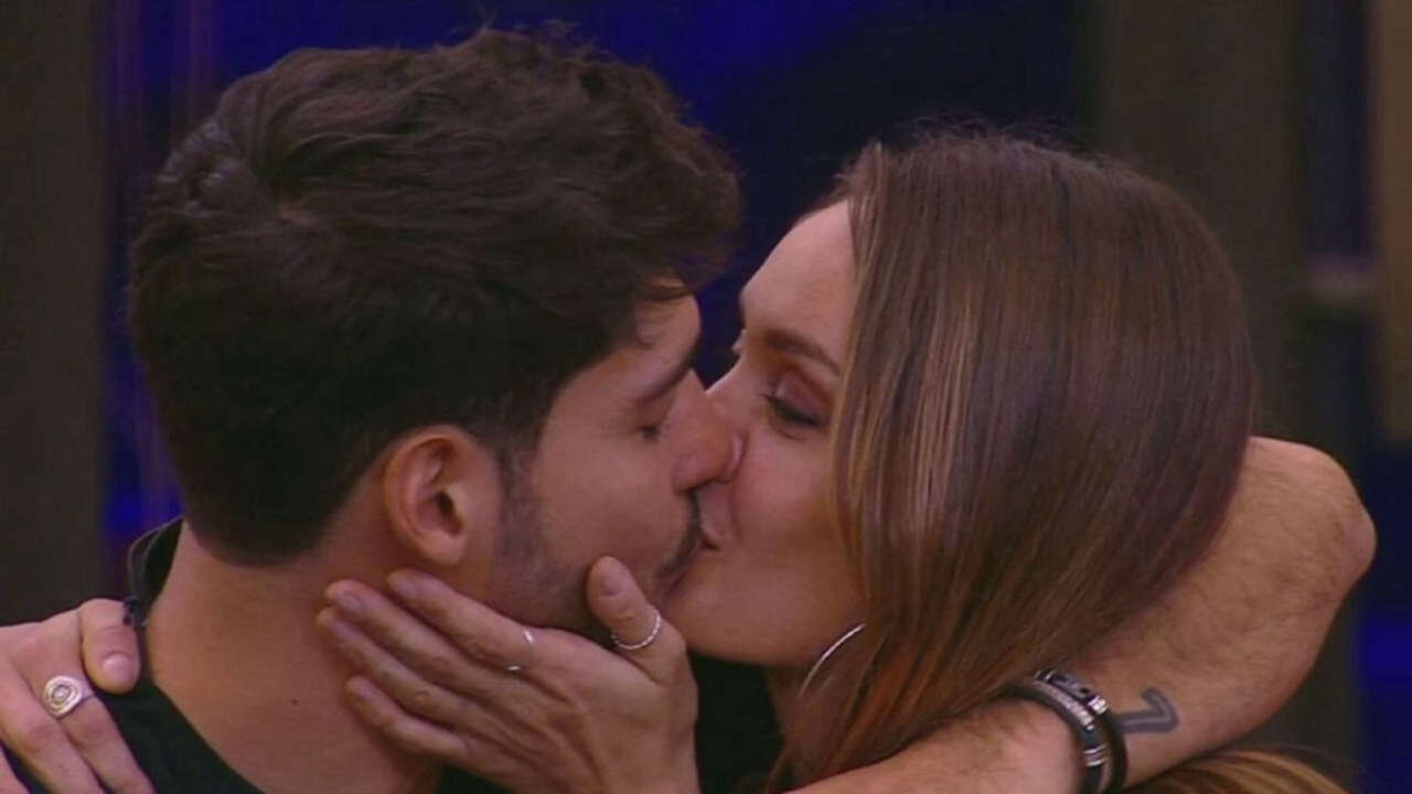 Grande Fratello: Helena e Javier sorpresi con un test di gravidanza, mistero sulla loro storia il 25 ottobre!