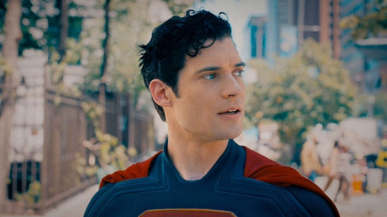 Superman: David Corenswet ricrea l’iconica posa di All-Star Superman in una foto mozzafiato