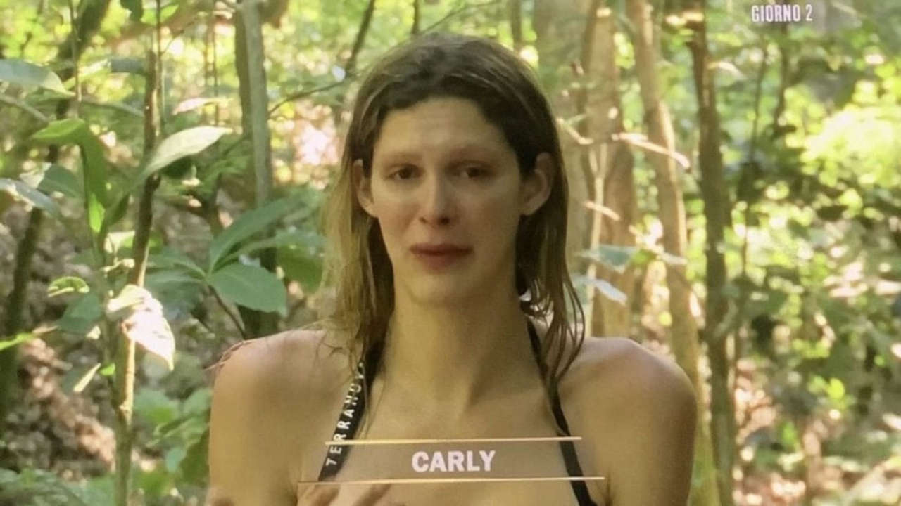 L’Isola dei Famosi 2025: Carly Tommasini si sente emarginata e delusa dal gruppo, cosa sta accadendo?