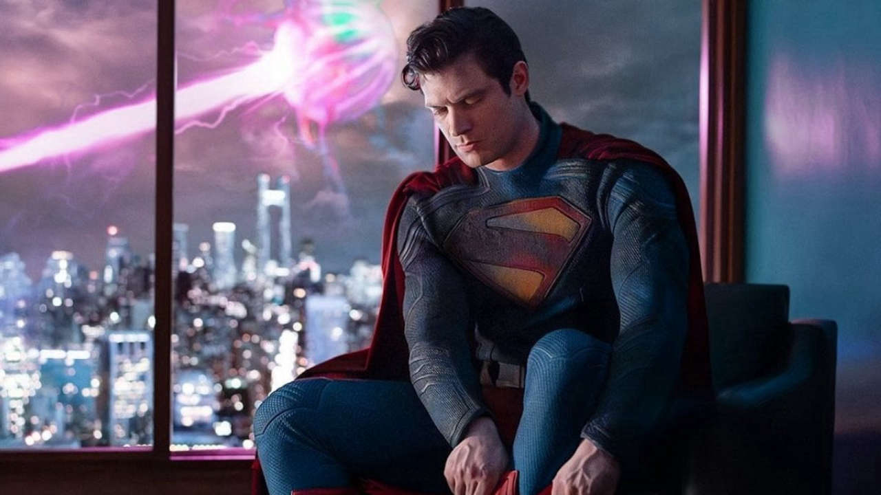 Superman: David Corenswet e Rachel Brosnahan svelano una Metropolis distrutta in una foto inedita