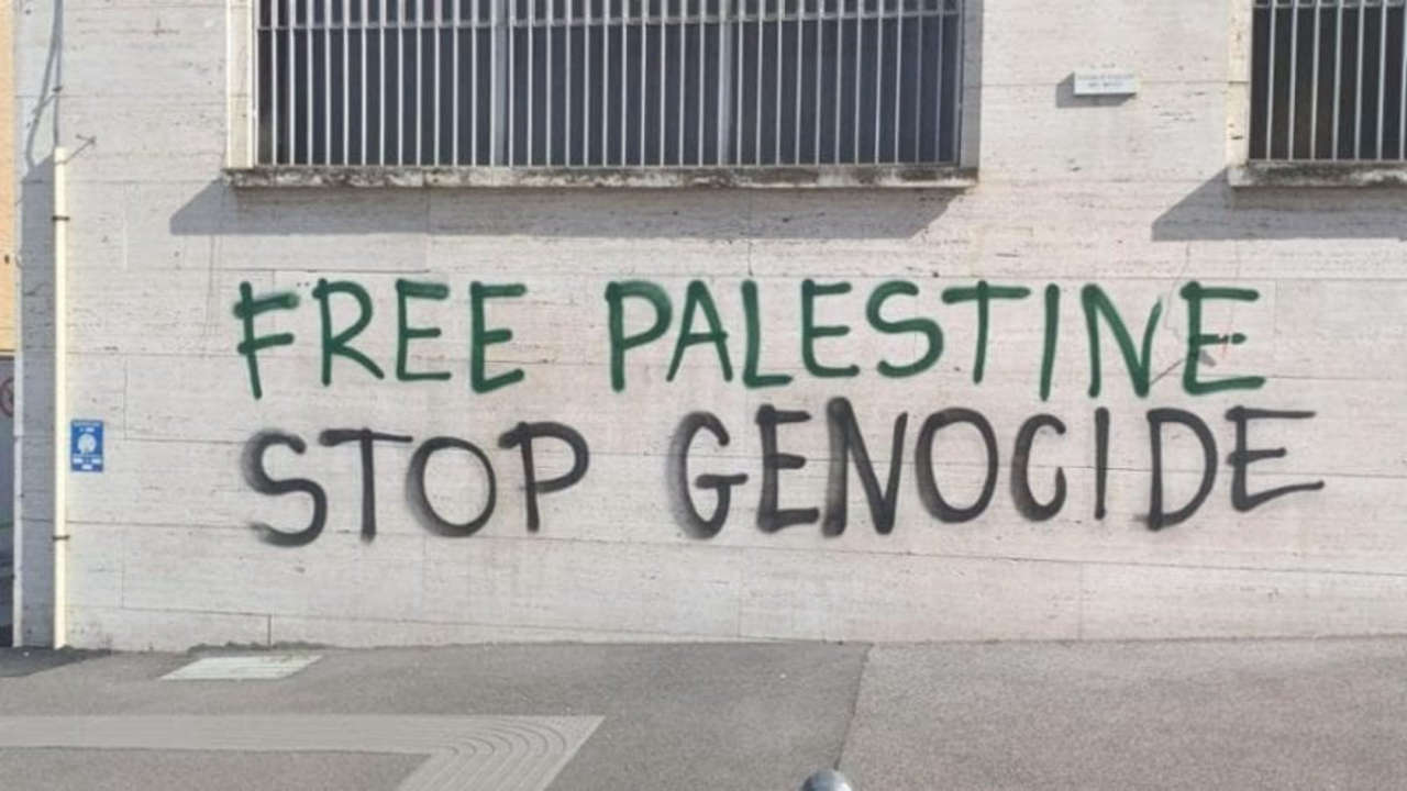 TG1: Imbarazzo in Diretta per la Scritta “Free Gaza”, il Cameraman Cambia Inquadratura e Svela il Retroscena