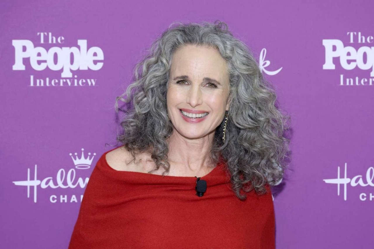 Andie MacDowell sorprende con un look straordinario al red carpet di Cannes 2020: ecco la trasformazione!