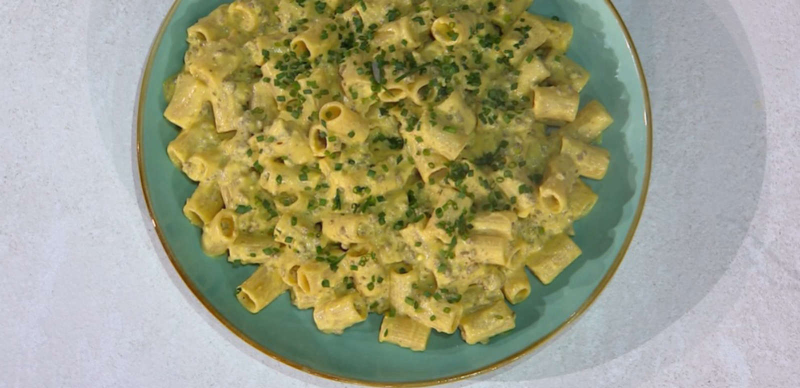 Pasta salsiccia ricotta e zafferano di Barbara De Nigris | É sempre mezzogiorno, 1 maggio 2025