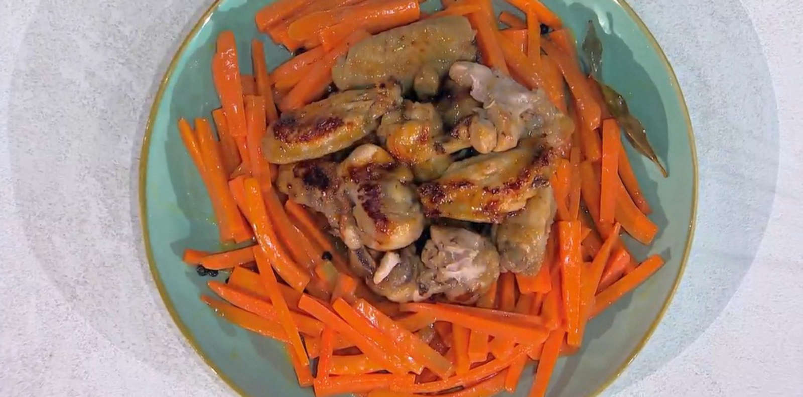 Pollo al miele con carote al ginepro di Barbara De Nigris | É sempre mezzogiorno, 13 maggio 2025