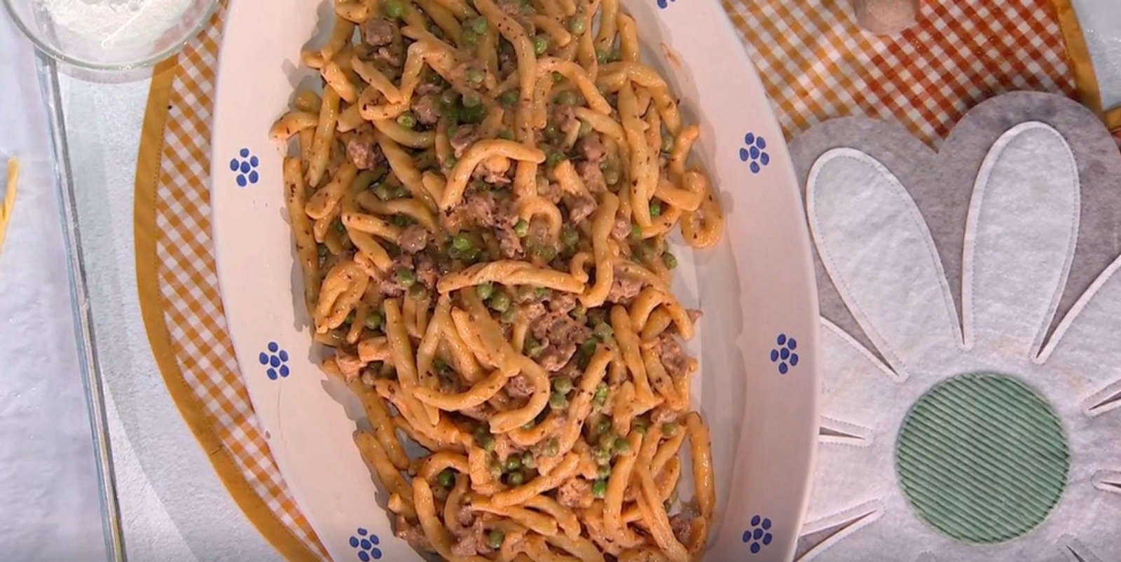 Strozzapreti con salsiccia e piselli di Daniele Persegani | É sempre mezzogiorno, 21 maggio 2025