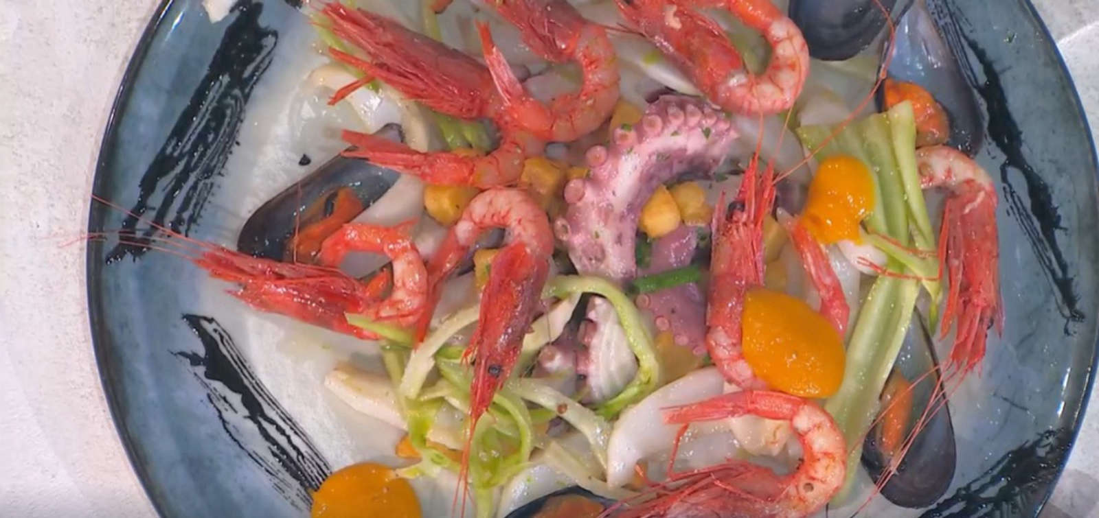 Insalata di mare a modo mio di Salvatore Giugliano | É sempre mezzogiorno, 27 maggio 2025 Insalata di mare a modo mio di Salvatore Giugliano | É sempre mezzogiorno, 27 maggio 2025