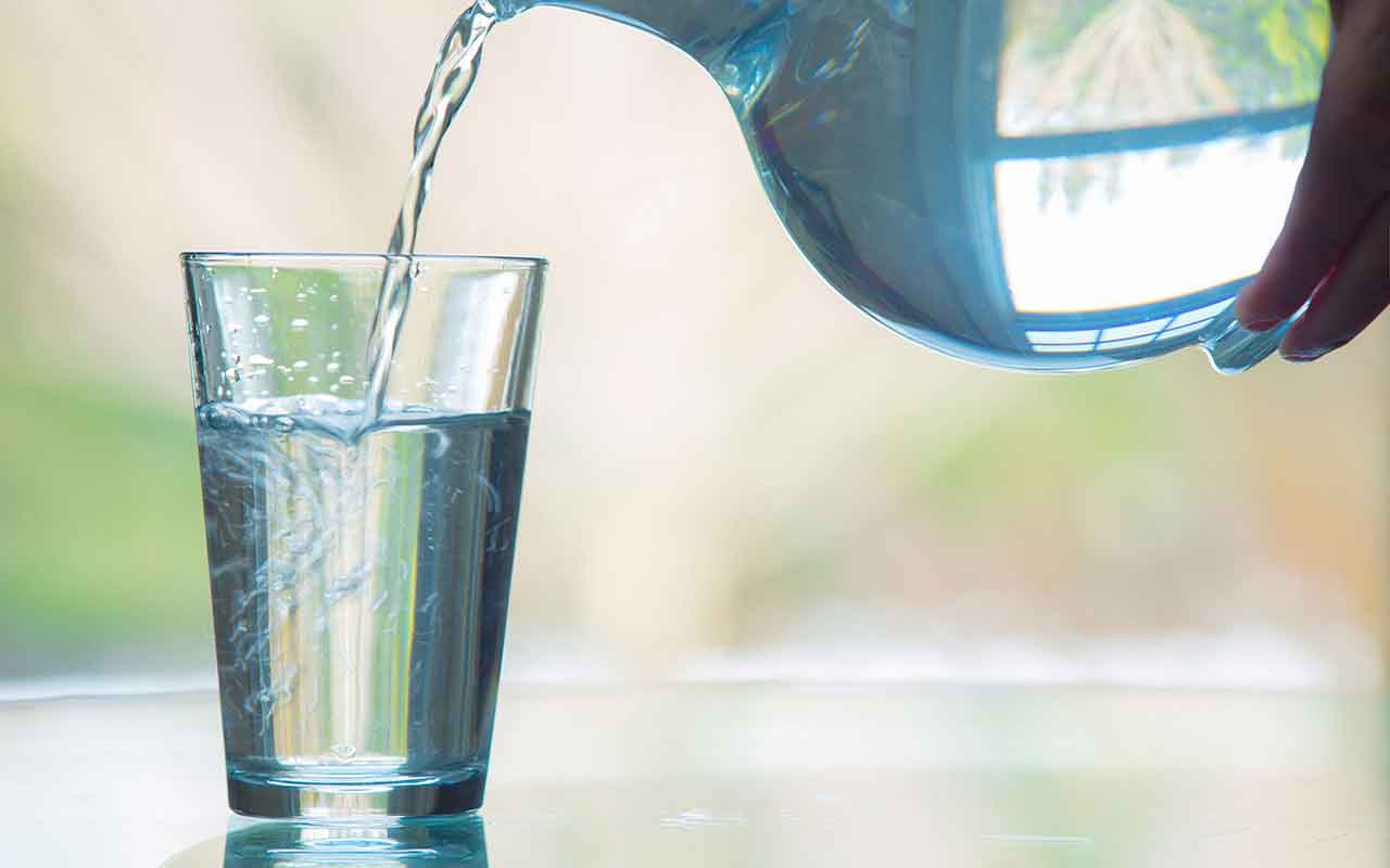 Scopri quanto acqua dovresti bere ogni giorno per rimanere in forma: il trucco per calcolarlo correttamente!