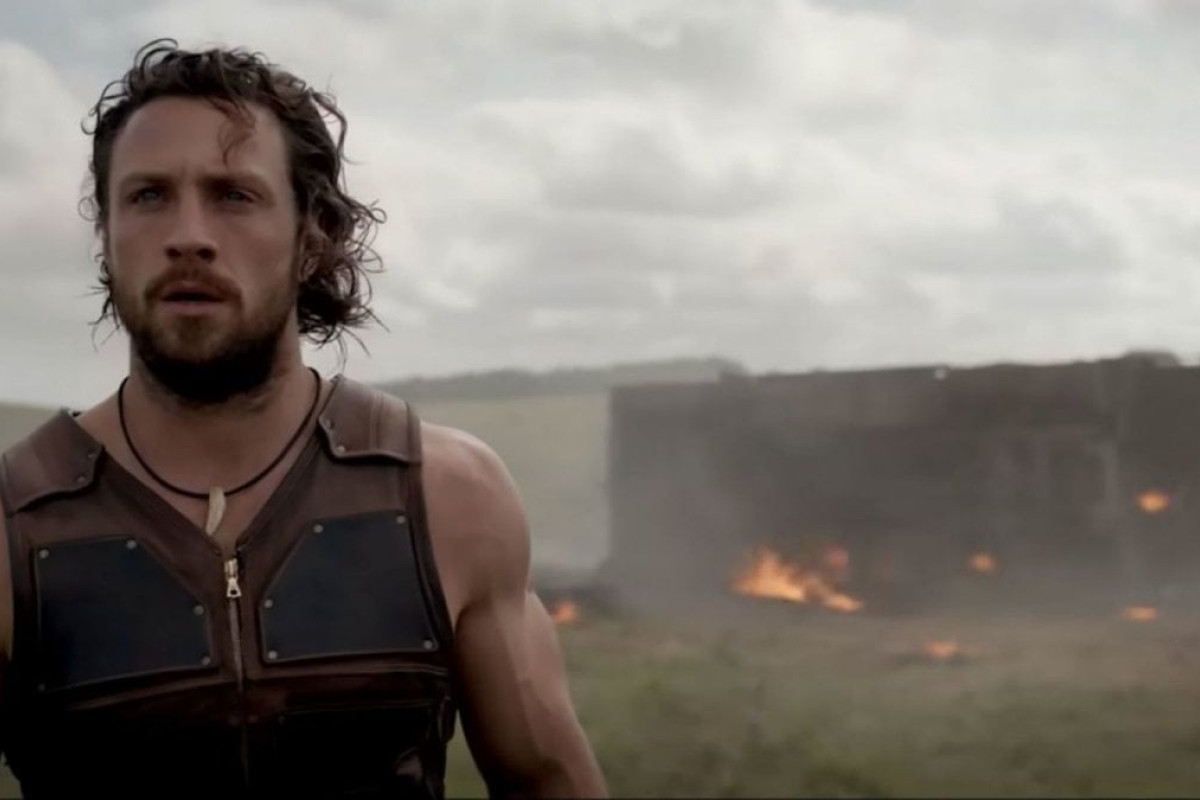 Aaron Taylor-Johnson sorprende con un look inedito alla prima londinese di 28 anni dopo di Danny Boyle