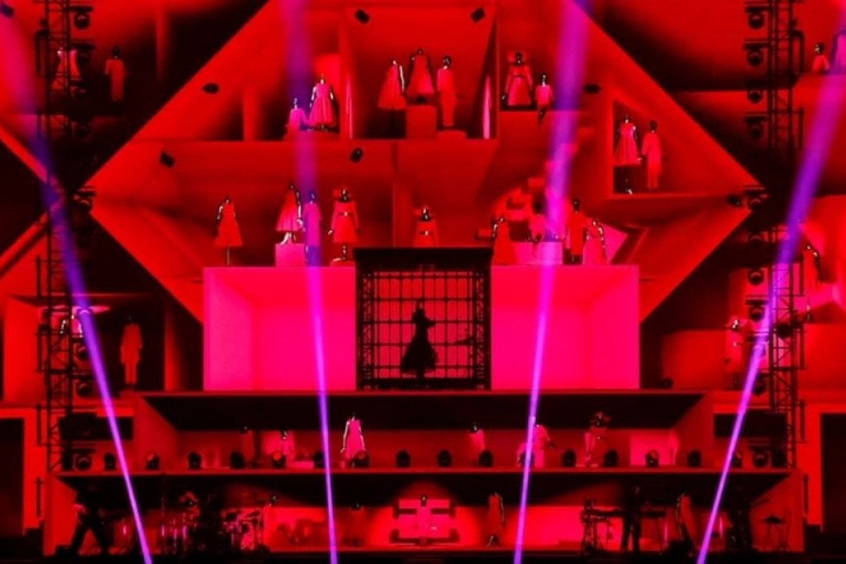 Ado, la voce che trasforma i concerti in esperienze cinematografiche e diventa simbolo di una generazione unica
