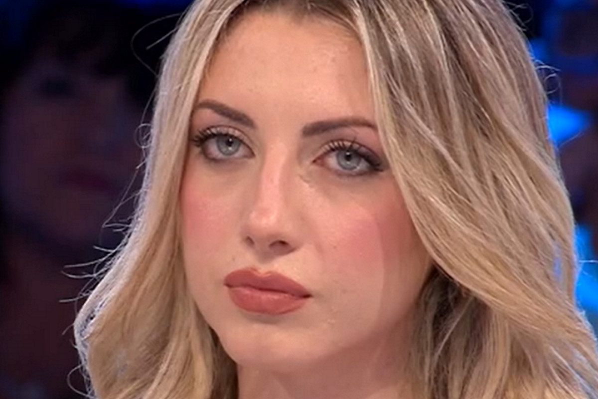 Affari tuoi: l’insolita partita di Maia dalla Liguria che unisce arte e fortuna in un evento imperdibile
