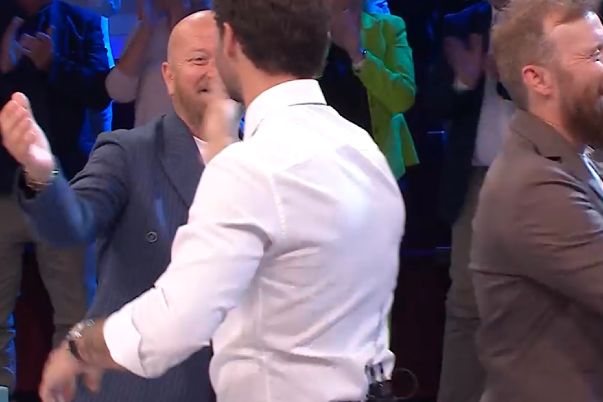 Affari tuoi, la sfida epica tra Francesco, Luca e Stefano de Martino: chi stravincerà il gioco? Affari tuoi, la sfida epica tra Francesco, Luca e Stefano de Martino: chi stravincerà il gioco?