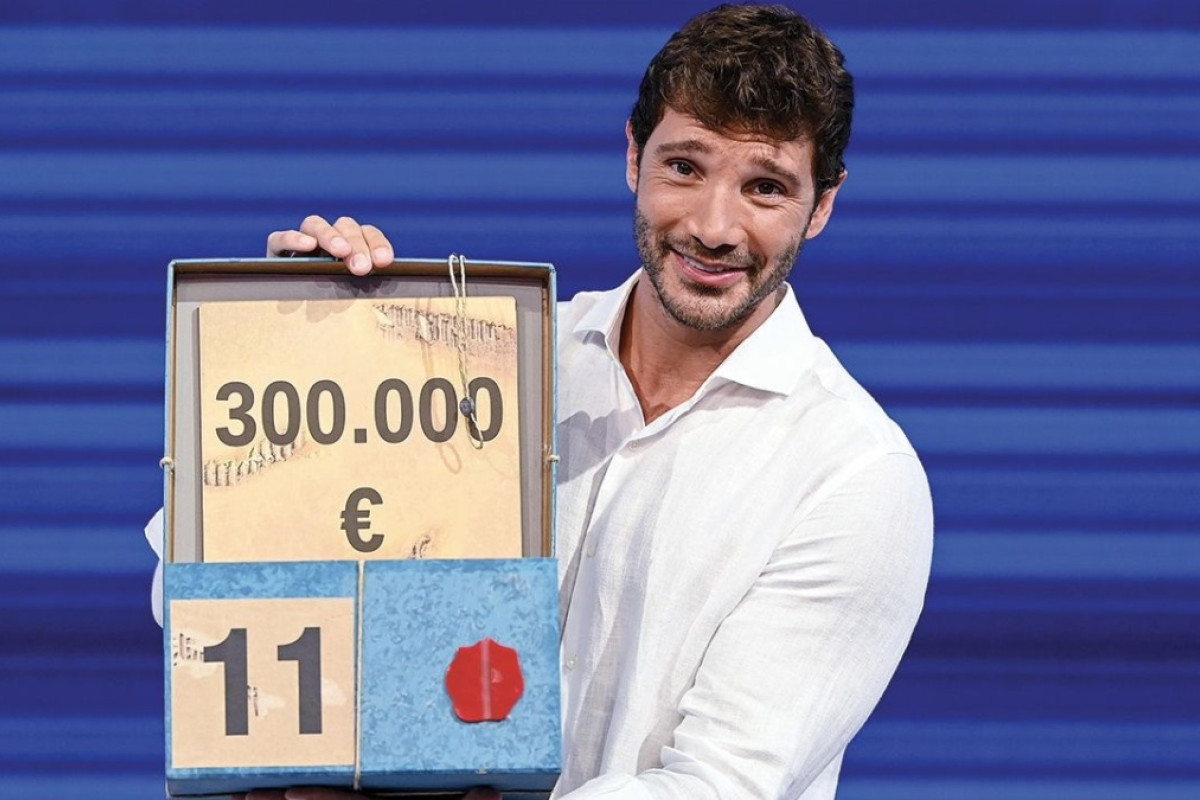 Affari tuoi 2024-2025: 8 milioni di euro in premi e il trionfo di Stefano De Martino come conduttore