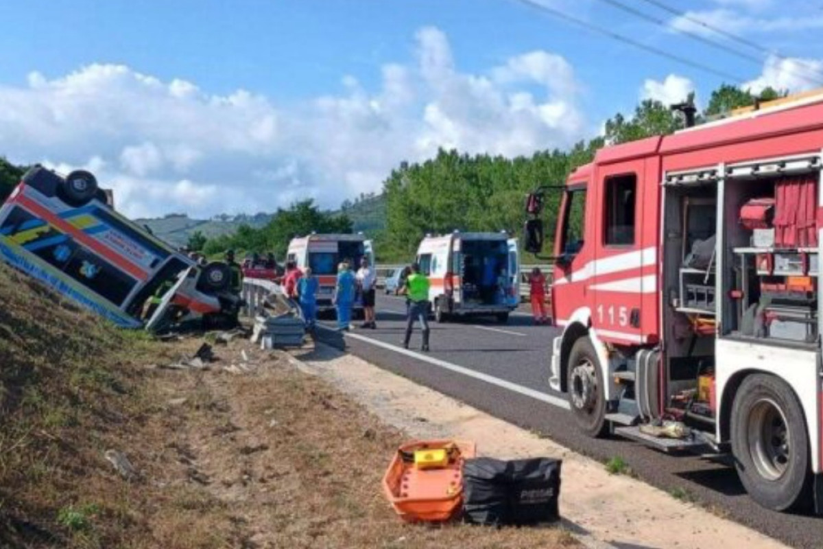 Ambulanza ribaltata sull’autostrada del Mediterraneo: tre feriti e traffico in tilt tra Vazzano e Sant’Onofrio