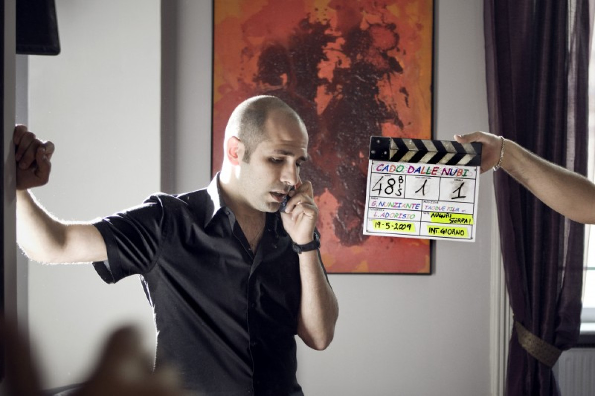 Buen Camino: Checco Zalone svela la sua commedia natalizia tra Italia e Spagna, in arrivo per le feste!