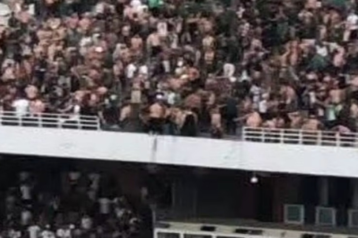 Crolla tribuna allo stadio di Algeri: tragico festeggiamento per il campionato con morti e feriti