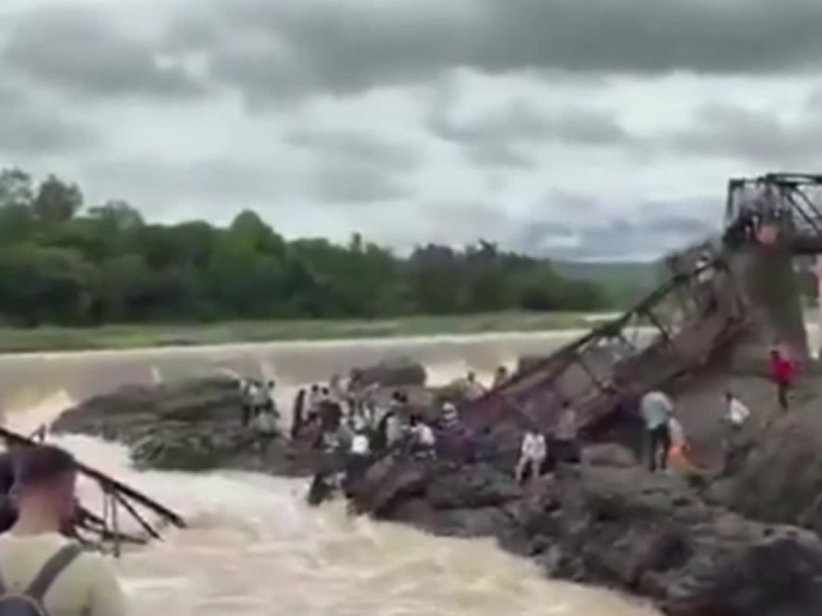 Crollo ponte in ferro sul fiume Indrayani: tragedia a Kundamala con morti, feriti e dispersi nel caos crescente