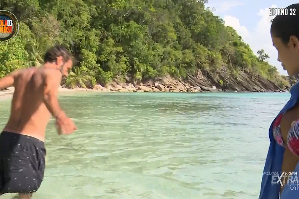 L’Isola dei Famosi: Dino Giarrusso e Ahlam El Brinis in una spiaggia da sogno dopo l’eliminazione!