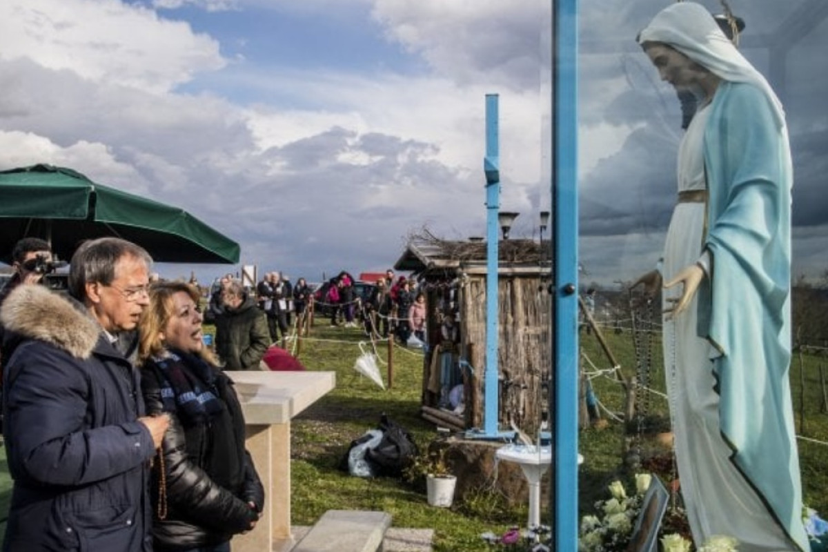 DNA sulla Statua della Madonna di Trevignano: la Superperizia Svela un Unico Responsabile nel Mistero del Cristo