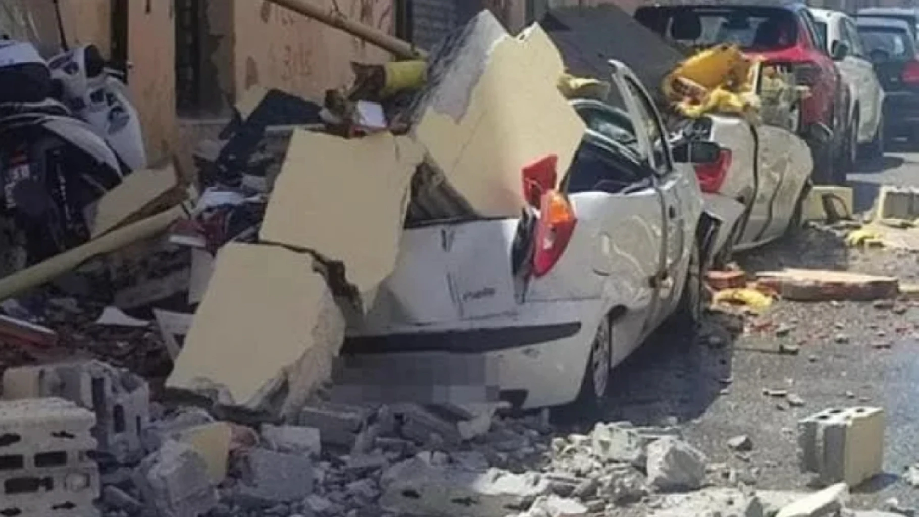 Esplosione in via Principessa Maria: palazzina distrutta e feriti gravi nel cuore della città