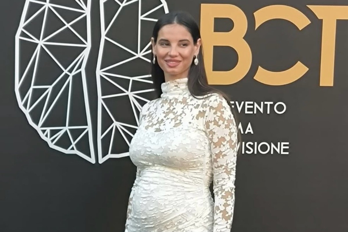Francesca Chillemi incinta: il dolce annuncio al festival di Benevento conquista tutti con il pancione in vista