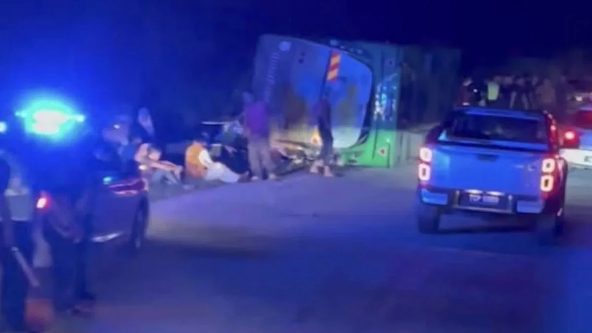 Grave incidente in Malesia: 15 vite spezzate nello scontro tra bus di studenti e minivan