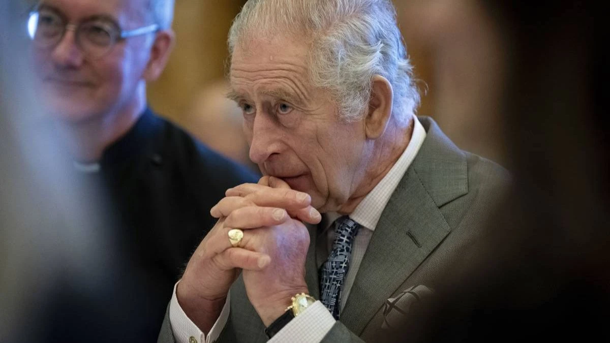Il re Carlo e l’ultimo addio: un funerale per la riconciliazione familiare e un lutto più breve
