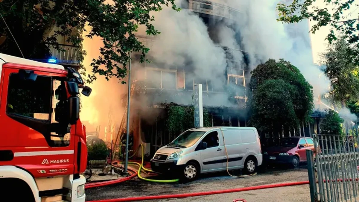 Incendio all’ex hotel Hawaii di Cattolica: fumo denso e vigili del fuoco in azione per ore Incendio all’ex hotel Hawaii di Cattolica: fumo denso e vigili del fuoco in azione per ore