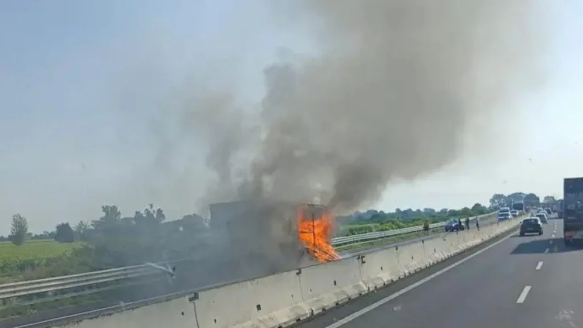Incendio devasta l’A4: traffico paralizzato tra Portogruaro e S. Stino, colonne di fumo nere nel cielo