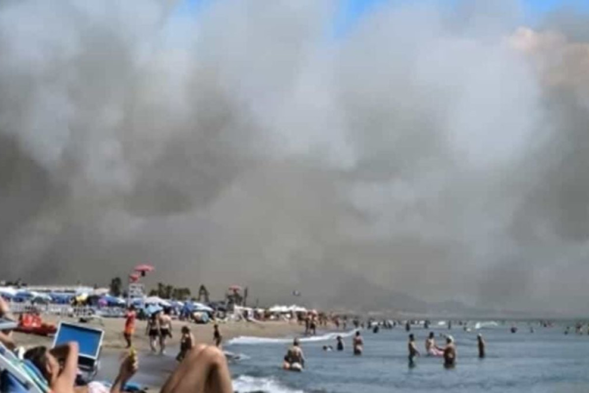 Incendio a Baia Domizia: Fumo Nero Avvolge i Lidi, Panico tra i Bagnanti e Rischio per la Sicurezza