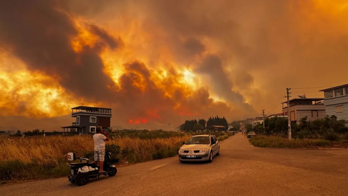 Incendio devasta area vicino all’aeroporto di Smirne: evacuazioni e voli bloccati in un caos totale