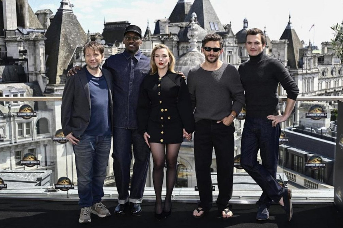 Jurassic World: Jonathan Bailey sorprende tutti con le infradito alla premiere londinese
