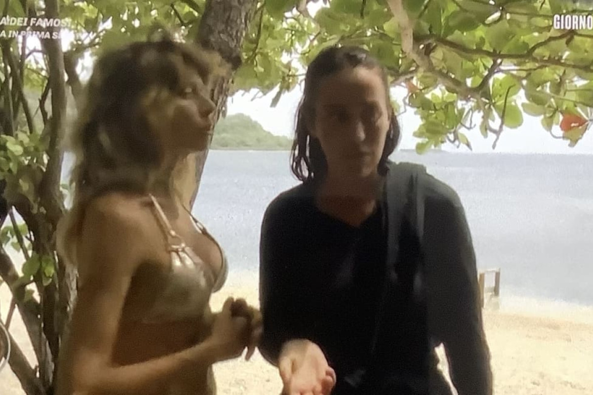 L’isola dei famosi: Teresanna e Jey scelgono la parmigiana, cresce la tensione tra i naufraghi