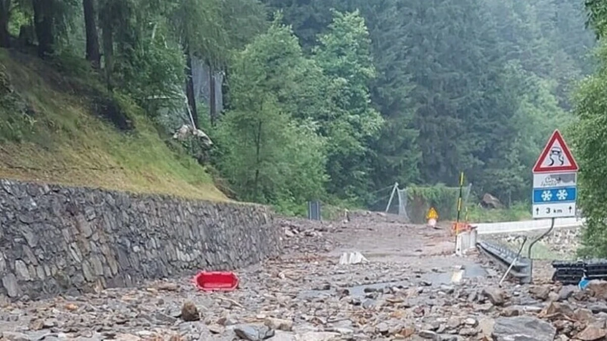 Maltempo e Frane: Strada Regionale Chiave Interrotta dopo Piogge Torrenziali in una Regione Già Provata