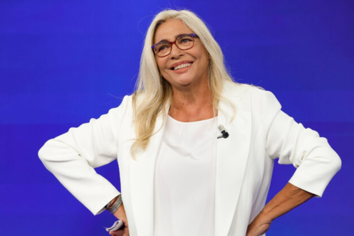 Mara Venier presenta il nipote Giulio: uno scatto tenero che conquista i social con dolcezza e orgoglio