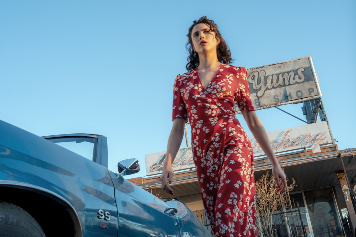 Margaret Qualley: il viaggio tra dark comedy e ruoli intensi di un’attrice in ascesa nel cinema moderno
