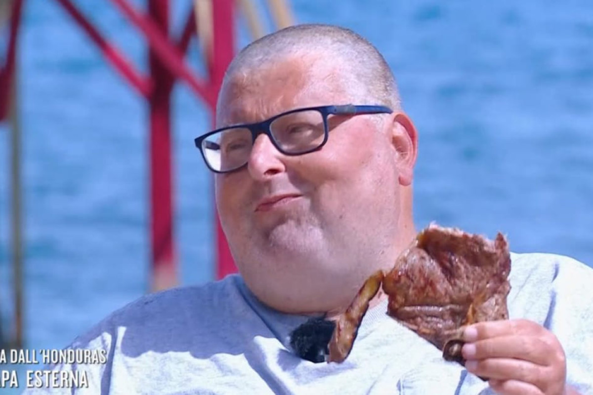 Isola dei Famosi: Mario Adinolfi, il naufrago da 15 mila euro a settimana, sorprende tutti con la sua strategia!