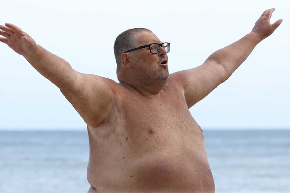 Mario Adinolfi conquista l’Isola dei Famosi: dimagrito sotto i 200 kg e supera una sfida fisica decisiva