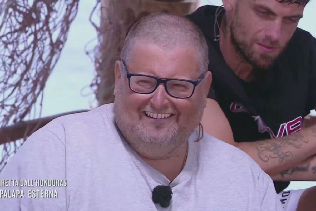 L’Isola dei Famosi: il fratello di un concorrente accusa Mario Adinolfi, ecco perché non merita la vittoria