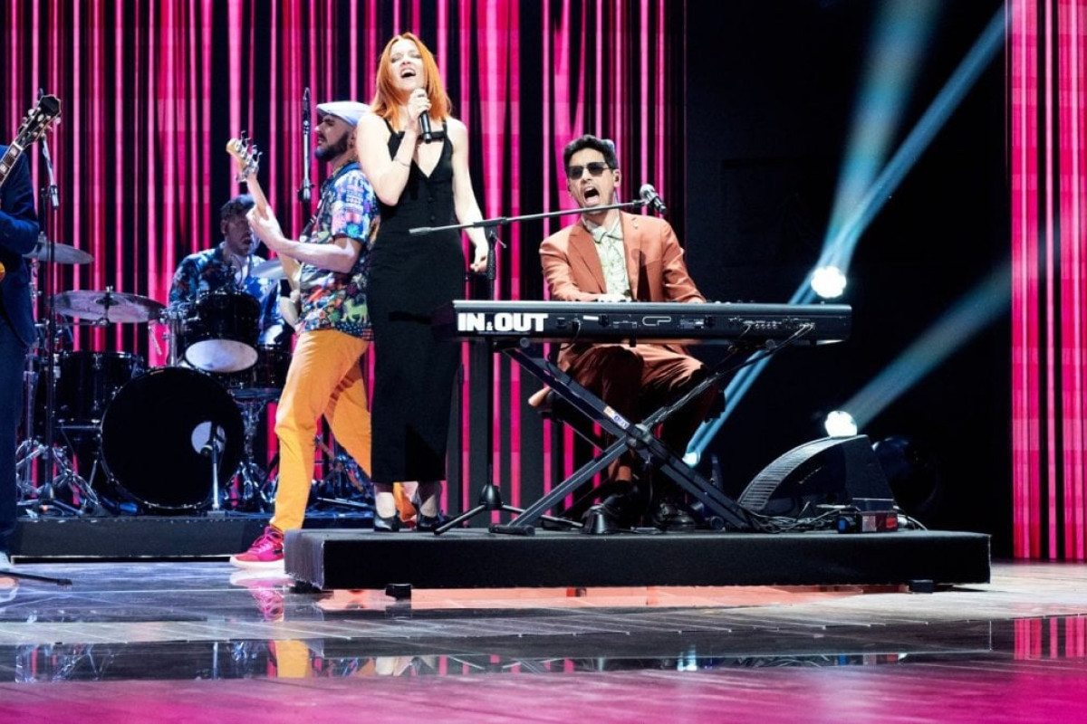 In&Out: Noemi sorprende con musica e sketch surreali nella terza puntata su TV8